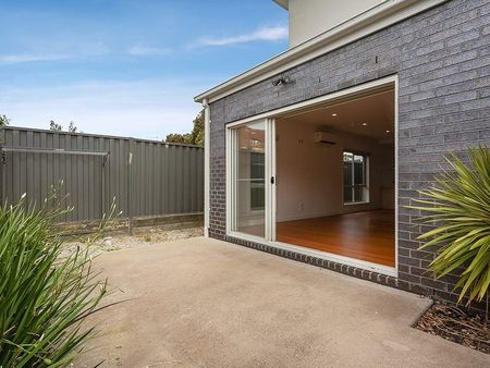 Two-bedroom townhouse - perfectly positioned in Pascoe Vale! - Photo 2