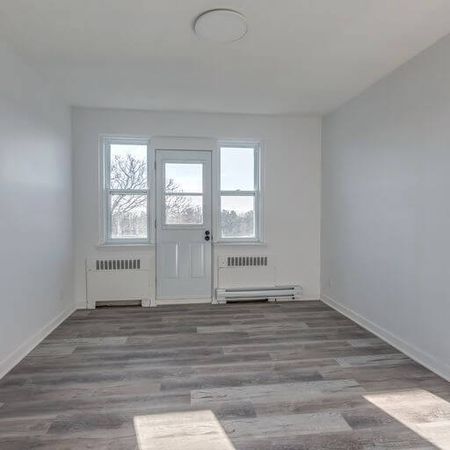 5830 Côte Saint Luc Road - Beautiful 2-Bedroom Apartment for Rent - Photo 2