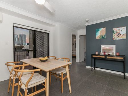 Entire 2 Bedroom Apartment, Close to Uni and Transport - Photo 3
