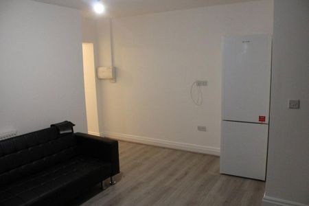 3 bedroom flat to rent - Photo 2
