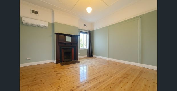 Spacious & Freshly Renovated 3-Bedroom Home in a Prime Location (Walk to Train Station) - Photo 1