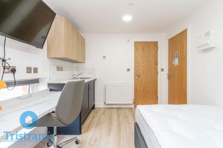 4 bed Apartment for Rent - Photo 3