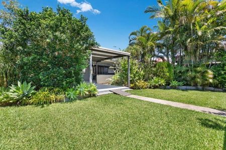 Freshly painted 3 bedoom home opposite the Coomera River - Photo 2