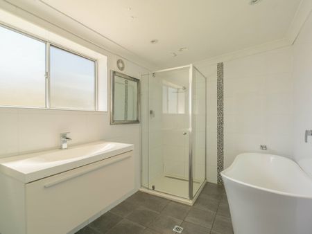 Three Bedroom Family Home - Photo 5