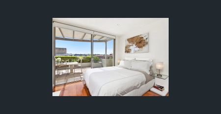 Blue ribbon apartment, premium locale, water views - Photo 4