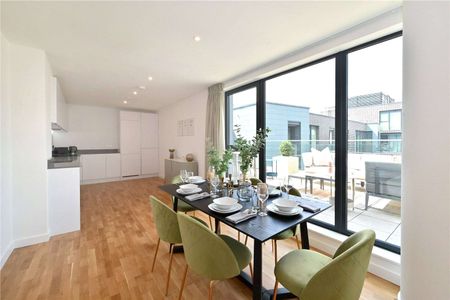 A stunning top floor lateral apartment with an enormous 422 sq. ft. roof terrace overlooking the beautiful Courtyard gardens. - Photo 3