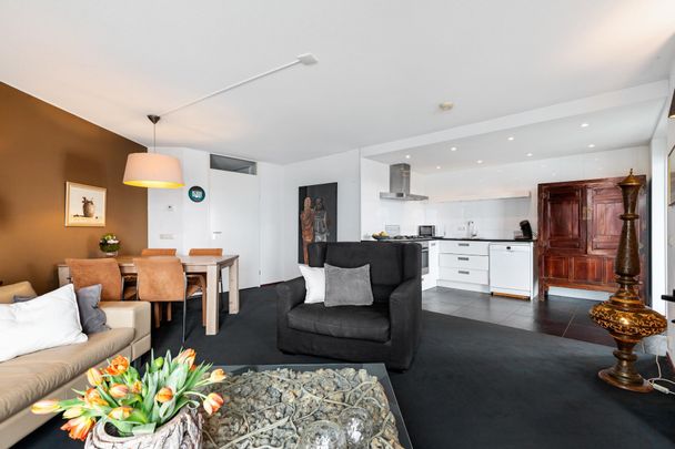 Elegant Waterfront Apartment with Scenic Views - Photo 1