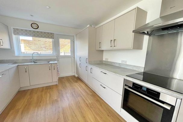 3 bedroom bungalow to rent - Photo 1