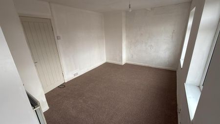 3 bedroom end of terrace house to rent - Photo 2