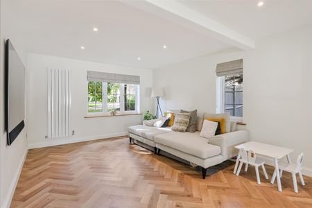 To Let 5 Bed House - Detached - Photo 3