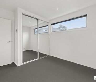 Tri Level Townhouse a stones throw to Highpoint Shopping Centre - Photo 4