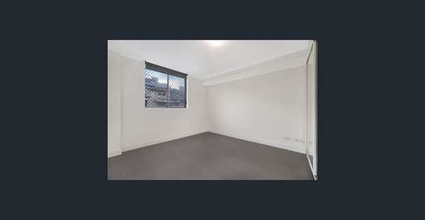 Townhouse with Private Courtyard - Photo 1