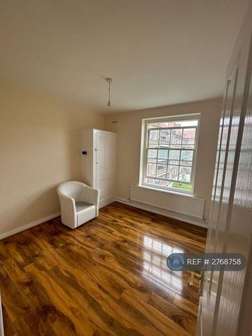 1 bedroom in a flat share to rent - Photo 2