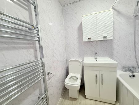 3 Bed Flat, Redbridge Lane East, IG4 - Photo 5