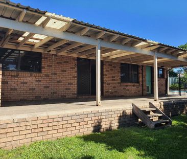 Spacious Three Bedroom House with Air Conditioning and Inground Pool - Photo 3