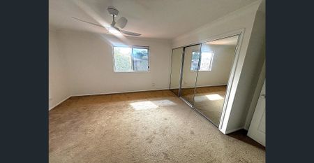 Freshly Renovated Townhouse - Photo 3