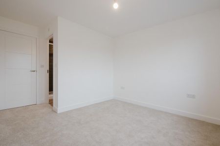 4 bedroom detached house to rent - Photo 2