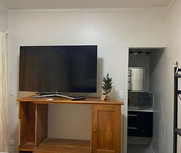 Modern 1 bedroom Flat in Tranquil Greenhithe - Photo 2