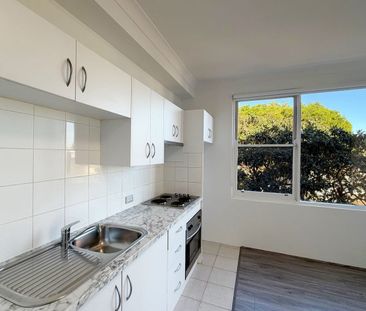 Quiet & Convenient One Bedroom Apartment in Boutique Block - Photo 3