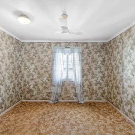 Spacious Queenslander with Sleepouts, Huge Shed & Prime Location - Photo 4