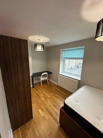 28 Newsome Road, Huddersfield, HD4 - Photo 4