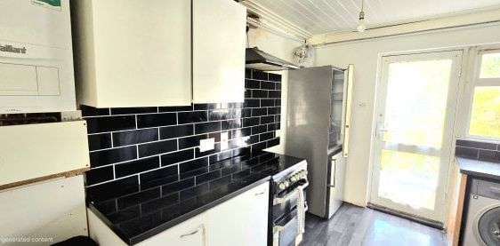 R2 - Stoneleigh Avenue, Enfield EN1 4HH, Property for rent - Photo 2
