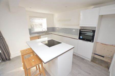 2 Bedroom FIrst Floor Flat - Photo 4