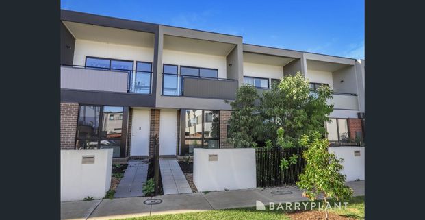 Brand new stunning, modern & elegant. - Photo 1