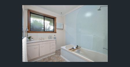 Spacious family home, Ideal location - Photo 2