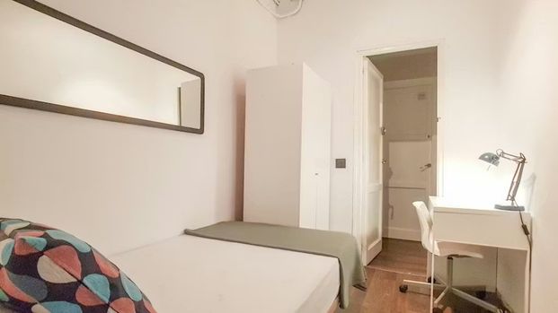 Carrer Gran de Gràcia, Barcelona, Catalonia 08012 - Photo 1