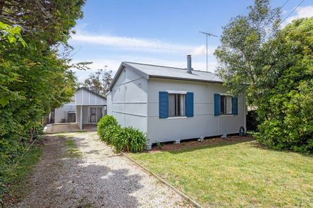 Light-Filled Cottage with Studio & Private Yard in Quiet North Katoomba Location - Photo 4