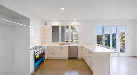 Spacious 2 Bedroom Flat - Excellent Location - Photo 2