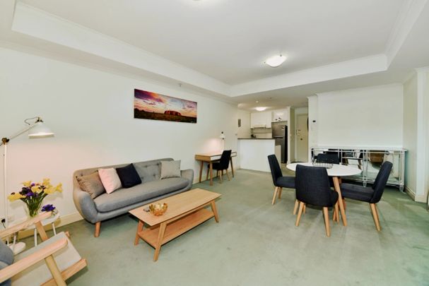 Cool 1-bedroom apartment near Carlton Gardens - Photo 1