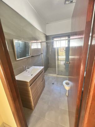 Amazing Large 5 Bedroom Home - Photo 1