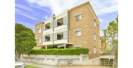 Spacious Ground-Floor Unit with Yard-Style Outdoor Area – Walk to Everything - Photo 4