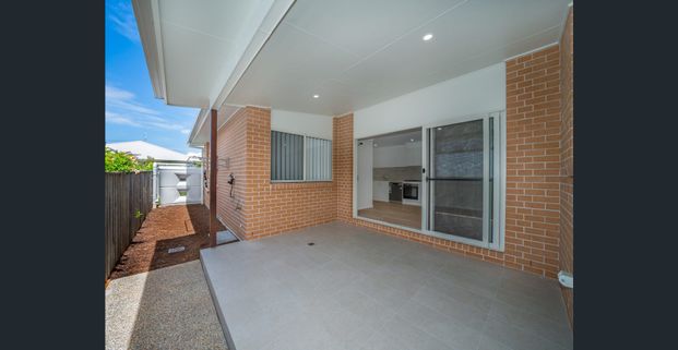 Two-bedroom; near-new, in fresh contemporary style - Photo 1