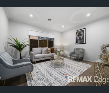 Exquisite Double-Storey Home with Modern Elegance - Photo 5