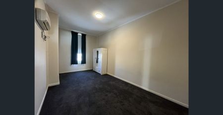 Central unit overlooking CBD - Photo 3