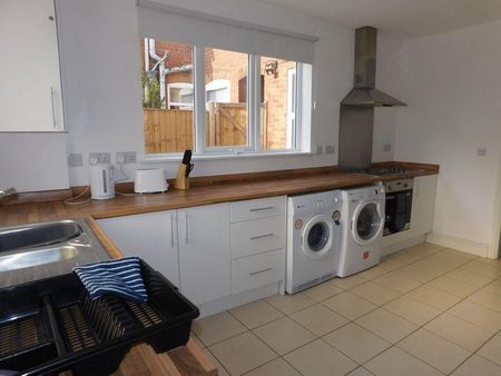 1 bedroom in a house share to rent - Photo 5