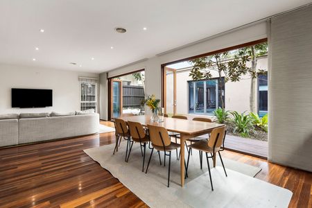 FIVE BEDROOM EXECUTIVE FAMILY HOME WITH POOL - Photo 4