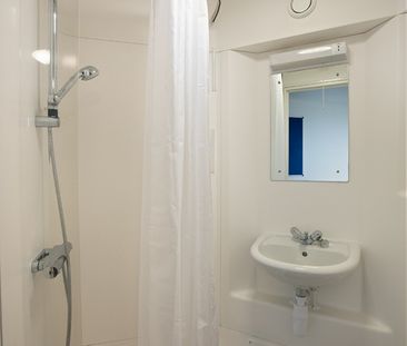 Bedsit, Anne Bryans House, NW3 - Photo 2