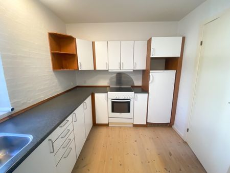 Indbydende lejlighed med sydvendt terrasse og rummelige løsninger - Photo 2