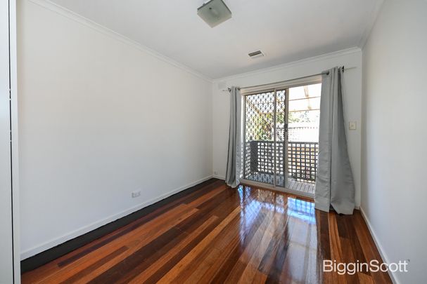 Refreshed & Ready to Impress: 3-Bedroom Delight in Mount Waverley! - Photo 1