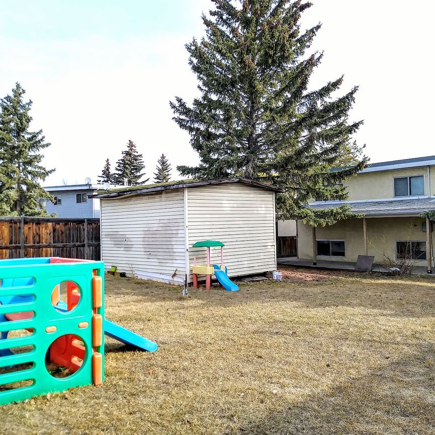 415 Huntsville Crescent Northwest, Calgary - Photo 1