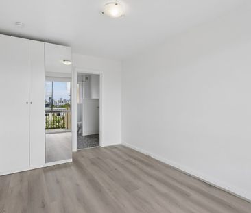 Renovated One Bedroom Unit in Security Block - Photo 3