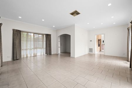 Spacious 3 Bedroom Home in Leafy Carnegie! - Photo 3