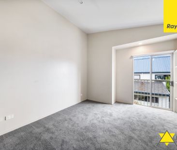 Bright and Spacious 2-Bedroom Unit in a Convenient New Lynn Location - Photo 4