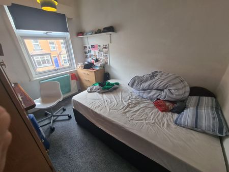 4 Bed - 51 Estcourt Avenue, Headingley, Leeds - LS6 3ET - Student - Photo 2