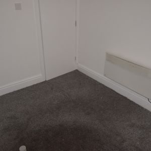 To Let 1 Bed Flat - Photo 3