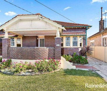 Stylish 4 Bedroom Home with Large Sunny Backyard - Photo 3